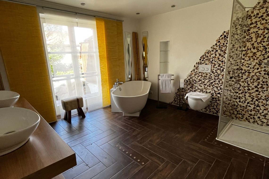 Modernes Badezimmer mit freistehender Badewanne in Schlierseer Ferienwohnung.