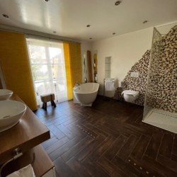 Modernes Badezimmer mit freistehender Badewanne in Schlierseer Ferienwohnung.