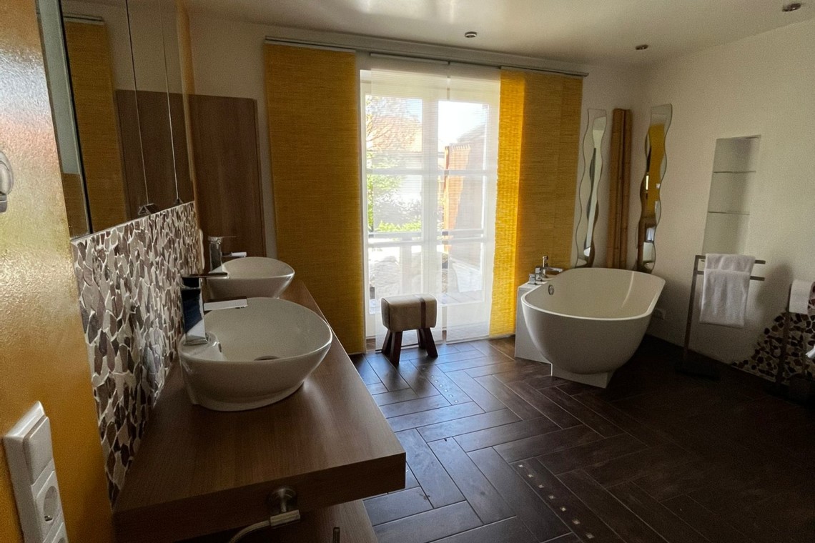 Moderner Badezimmer-Stil mit freistehender Wanne in Schlierseer Ferienwohnung.