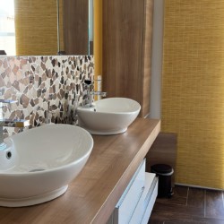 Modernes Bad in Ferienwohnung "Brecherspitz" in Schliersee, mit Doppelwaschbecken und stilvoller Ausstattung. Ideal für den Urlaub. #stayFritz