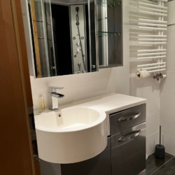 Moderne Ferienwohnung "Wendelstein" in Schliersee mit stilvollem Badezimmer. Ideal für Ihren Erholungsurlaub. Buchen Sie jetzt auf stayfritz.com!