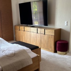 Gemütliches Schlafzimmer in Schliersee Ferienwohnung "Brecherspitz", modernes Ambiente mit TV, ideal für Entspannung. #stayFritz #Schliersee