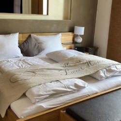 Gemütliche Ferienwohnung in Schliersee: stilvolles Schlafzimmer, "Home" Kissen, einladende Atmosphäre.