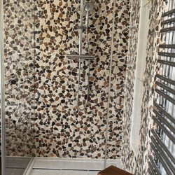 Modisches Badezimmer in Schliersee Ferienwohnung mit Mosaikfliesen und moderner Dusche.