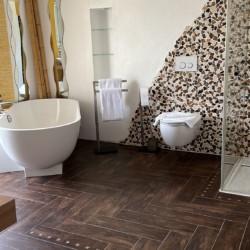 Modernes Bad in Ferienwohnung "Brecherspitz" in Schliersee mit freistehender Wanne, Dusche und stilvoller Einrichtung.