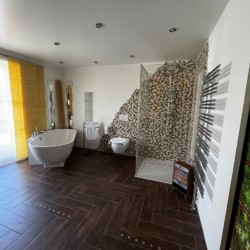 Elegante Ferienwohnung "Brecherspitz" in Schliersee mit stilvollem Bad, freistehender Wanne und moderner Dusche für Urlaubsgenuss.