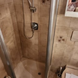 Gemütliche Dusche im "Das Maximilian 'Unterleiten'" in Schliersee – ideal für eine erholsame Auszeit.