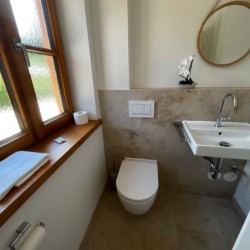 Gemütliches Badezimmer in Kreuther Ferienwohnung - ideale Unterkunft für Naturfreunde.