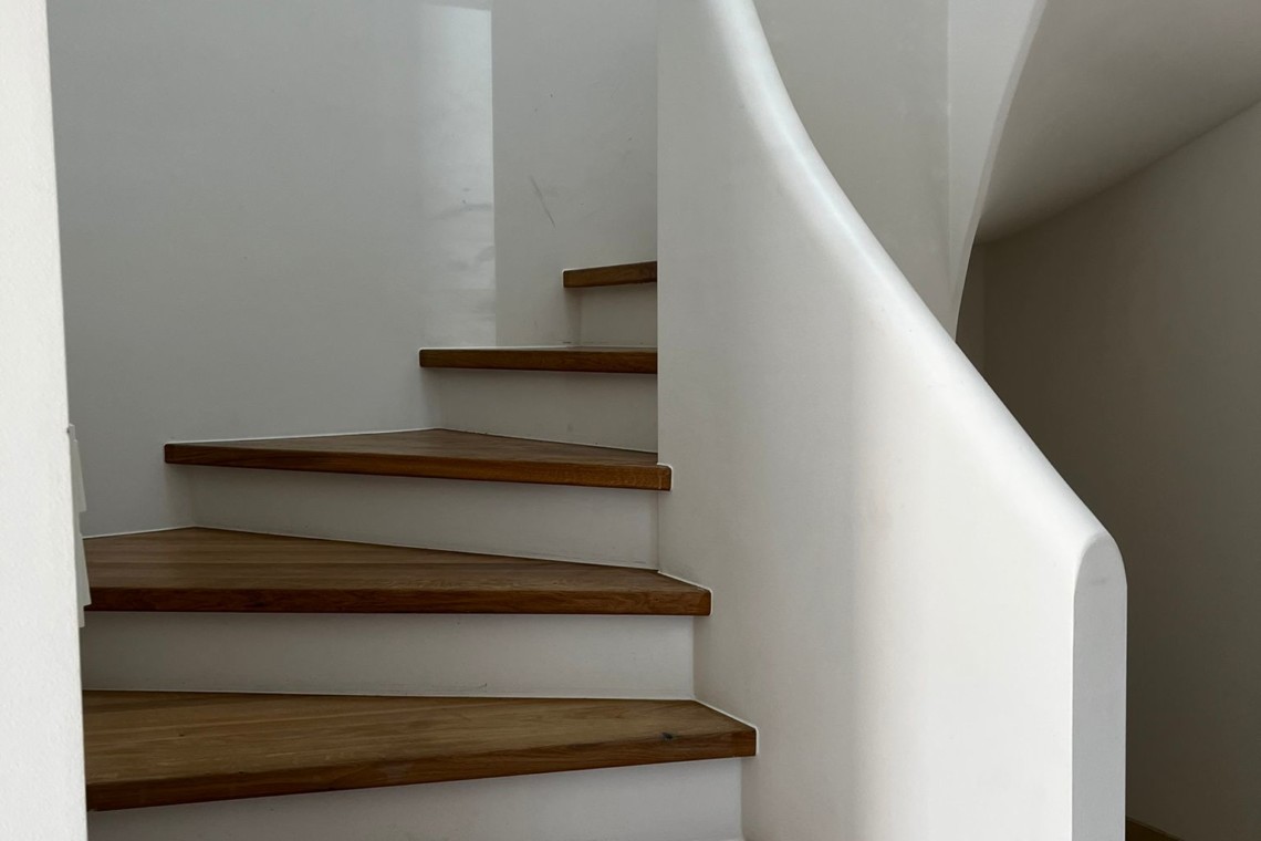 Moderne Treppe in Ferienwohnung Natur pur in Kreuth, ideal für stilvollen Urlaub. Buchen Sie jetzt bei stayFritz!
