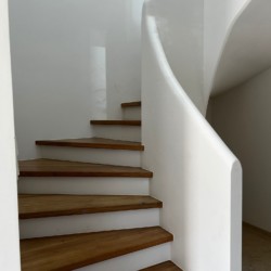 Moderne Treppe in Ferienwohnung Natur pur in Kreuth, ideal für stilvollen Urlaub. Buchen Sie jetzt bei stayFritz!