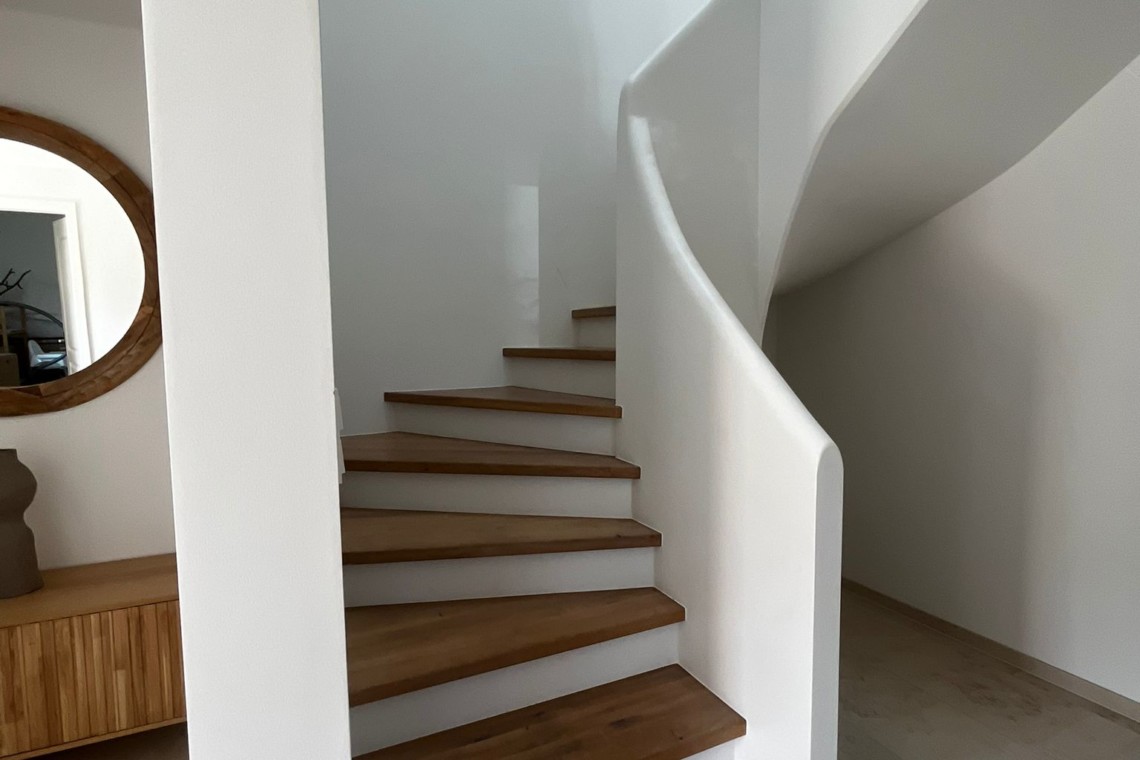 Moderne Treppe in stilvollem Ferienhaus "Natur pur" in Kreuth – idealer Rückzugsort vermarktet von stayFritz.