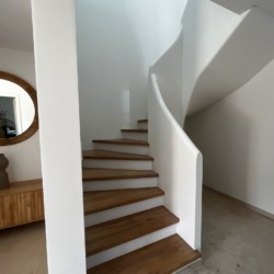 Moderne Treppe in stilvollem Ferienhaus "Natur pur" in Kreuth – idealer Rückzugsort vermarktet von stayFritz.