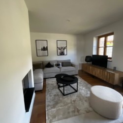 Gemütliches Wohnzimmer in Kreuth Ferienwohnung, stilvoll eingerichtet, ideal für Entspannung und Naturgenuss.