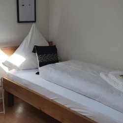 Gemütliches Schlafzimmer in Ferienwohnung "Natur pur" in Kreuth bei stayFritz. Ideal für Erholungssuchende.
