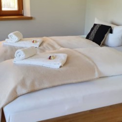 Gemütliches Schlafzimmer in Kreuth, ideal für eine entspannende Auszeit in der Natur. Buchen Sie jetzt bei StayFritz.