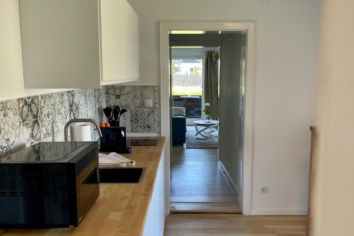 Moderne FeWo in Bad Wiessee mit stilvoller Küche und Terrassenzugang – ideal für Erholungssuchende.