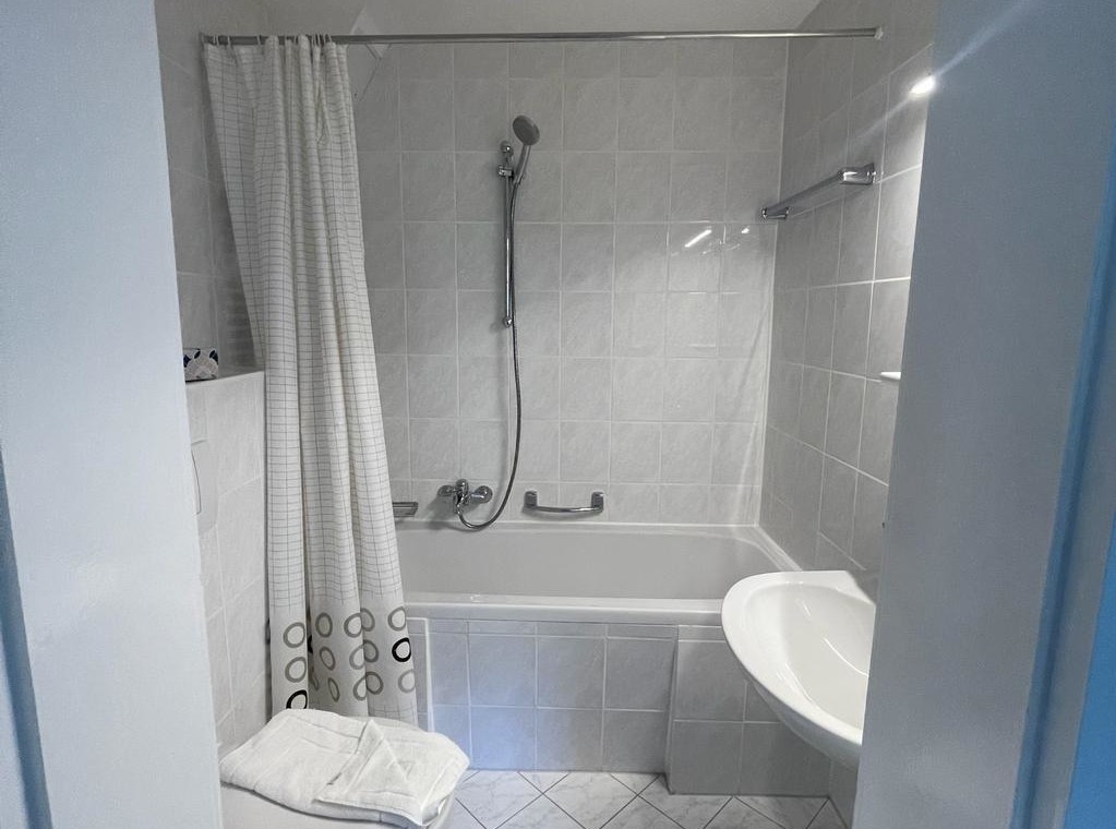 Sauber gestaltetes Bad in Bad Wiessee FeWo mit Dusche/Wanne. Ideal für den Bergurlaub bei stayFritz.