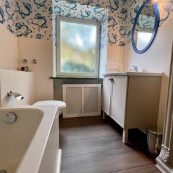 Gemütliches Badezimmer in Tegernsee Ferienwohnung, stilvolle Einrichtung, nahe See – buchen auf stayfritz.com.