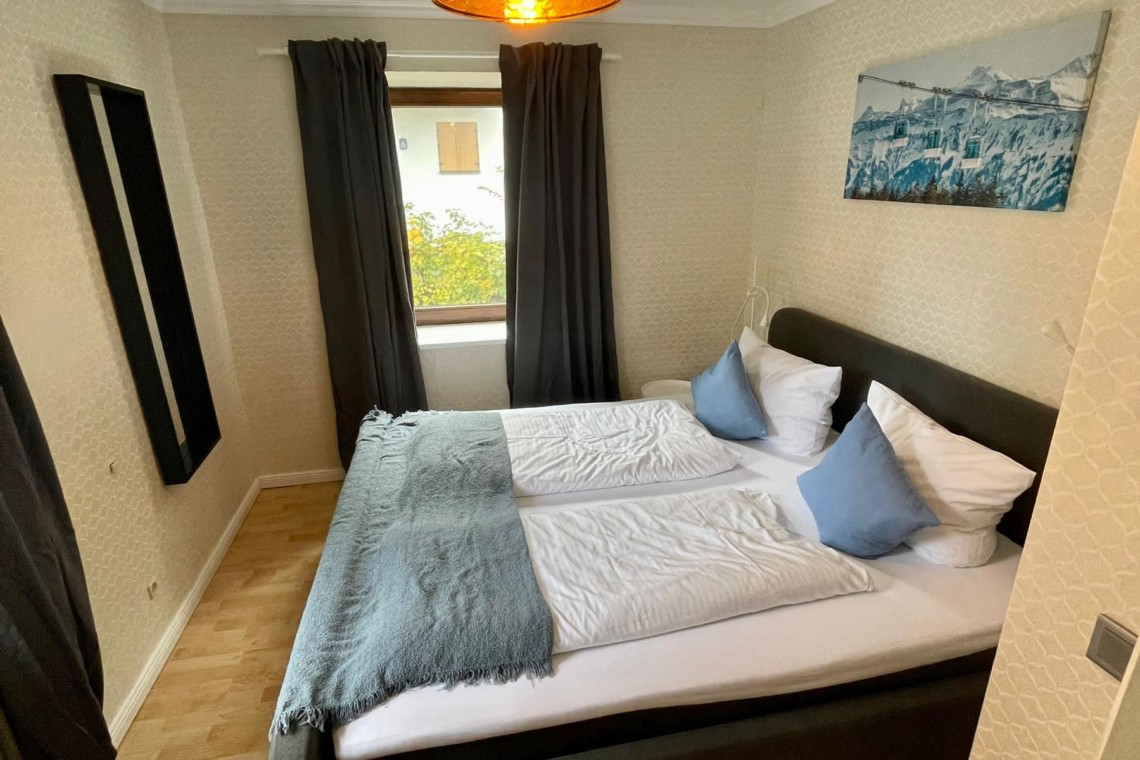 Gemütliche Ferienwohnung in Tegernsee, stilvolles Schlafzimmer, nah am See.