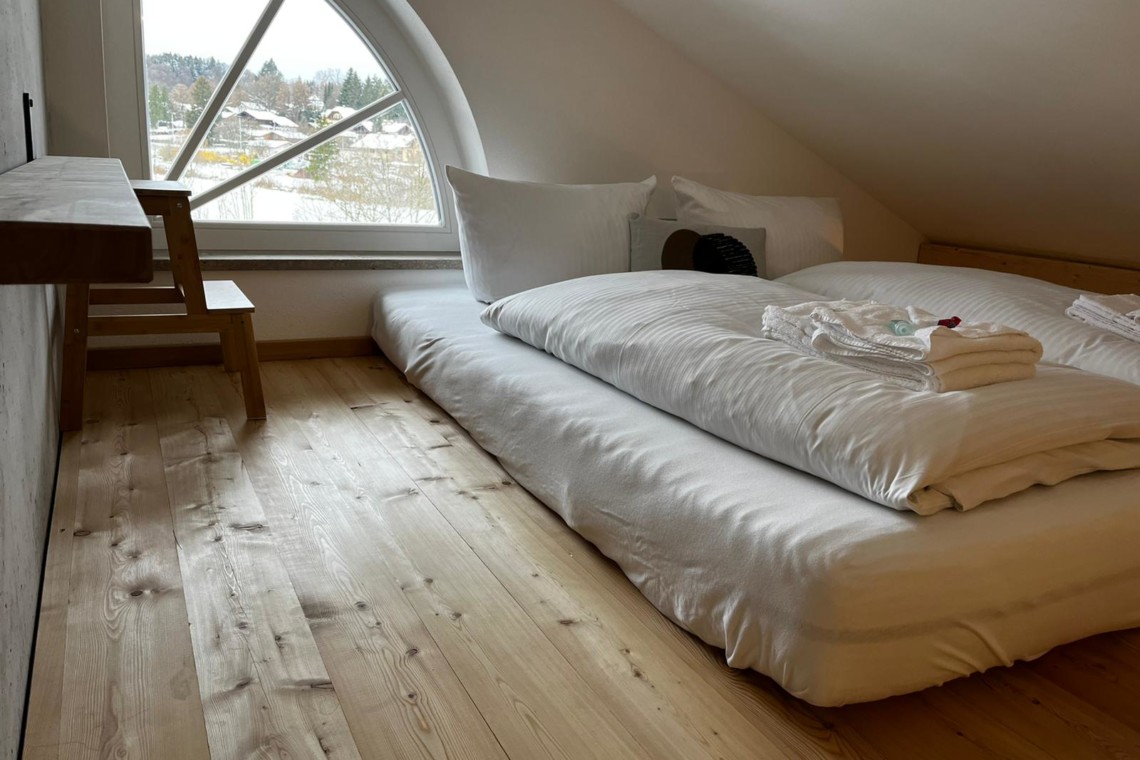 Gemütliches Dachzimmer in Gmund: modern, hell, mit Holzboden & Bergblick, ideal für Tegernsee-Urlaub – stayFritz.