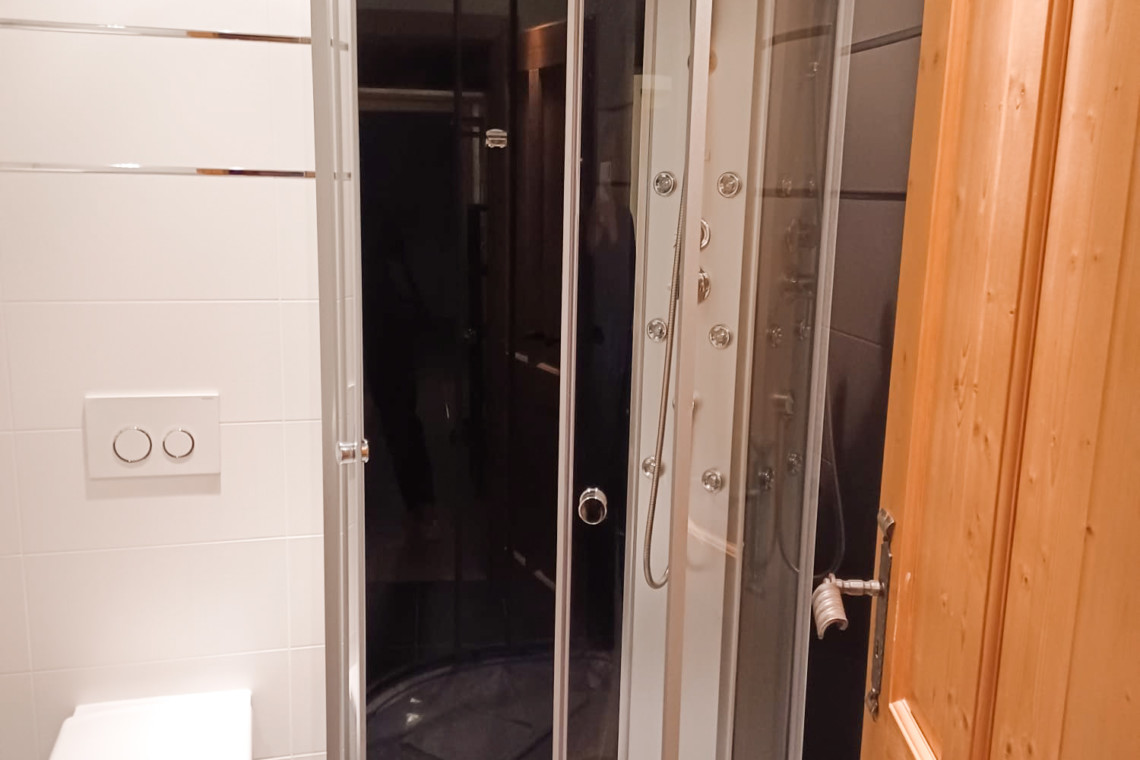 Modernes Bad in Schliersee Ferienwohnung: Saubere Linien, Dusche & Komfort. Ideal für Erholungssuchende! #Schliersee #stayFritz #DasMaximilian