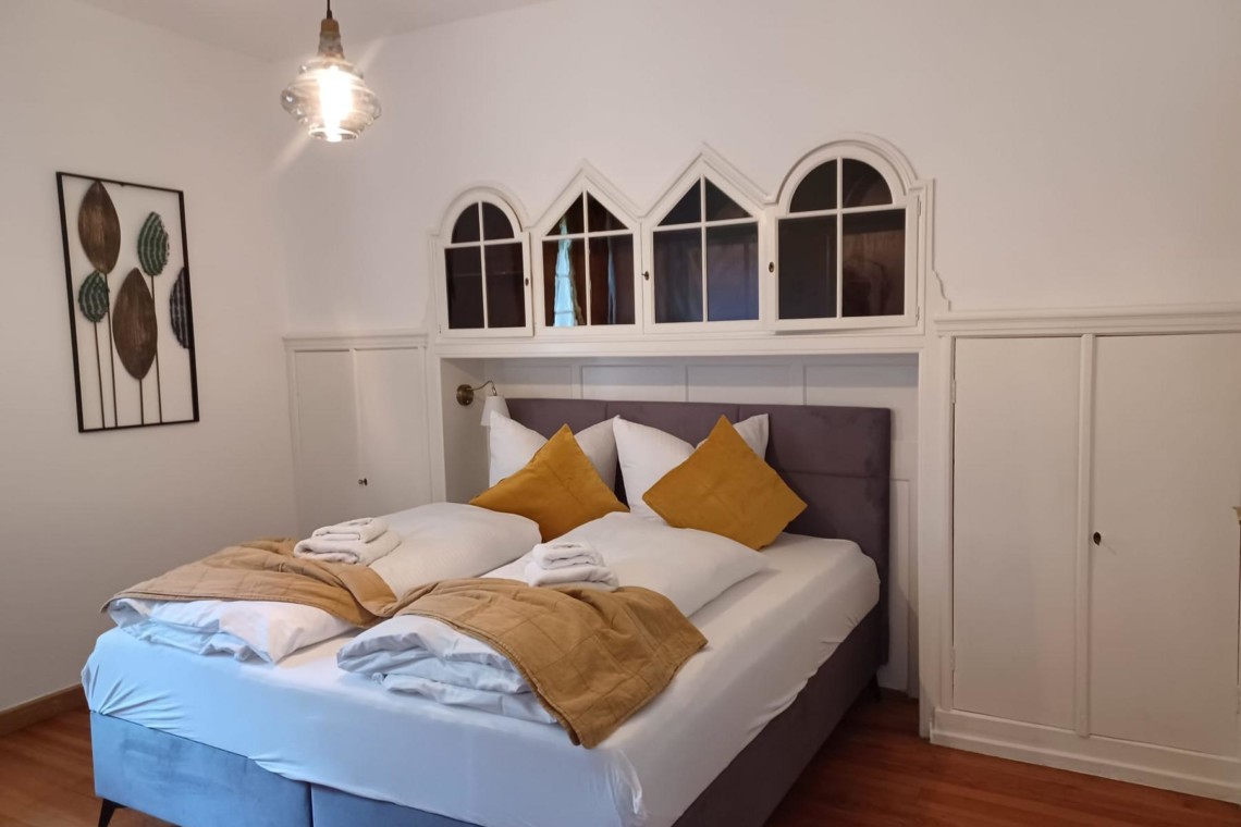 Gemütliches Schlafzimmer in Ferienwohnung "Geitau59 III", ideal für Erholung in Geitau mit stilvollen Details.