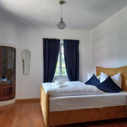 Gemütliches Schlafzimmer in Geitau Ferienwohnung, elegantes Design, erholsamer Schlaf.