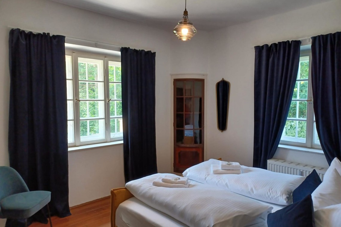 Gemütliches Schlafzimmer in der Ferienwohnung "Geitau59 III" mit Blick ins Grüne. Ideal für Entspannung in Geitau.
