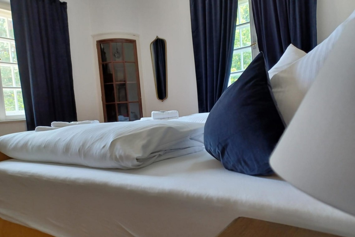 Gemütliches Schlafzimmer in Geitau Ferienwohnung mit stilvollem Interieur und Komfort für Urlauber. #Geitau59 #stayFritz