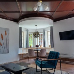 Gemütliches Wohnzimmer der Ferienwohnung "Geitau59 III" in Geitau mit stilvoller Einrichtung.