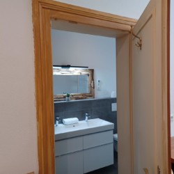 Blick in ein modernes Badezimmer der Ferienwohnung "Geitau59 III" – ideal für entspannten Geitau-Urlaub.