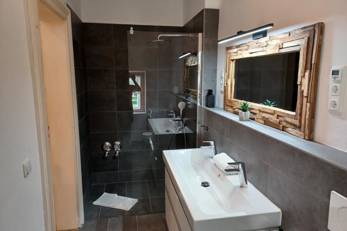 Moderne Ferienwohnung in Geitau mit stilvollem Bad, ideal für Erholungssuchende. Buchen Sie jetzt auf stayfritz.com!