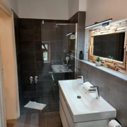 Moderne Ferienwohnung in Geitau mit stilvollem Bad, ideal für Erholungssuchende. Buchen Sie jetzt auf stayfritz.com!