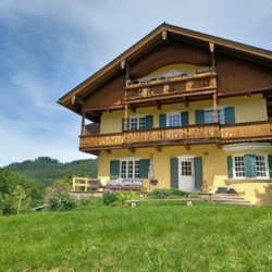 Gemütliches Landhaus in Geitau mit Balkon und idyllischer Aussicht, ideal für Erholung.