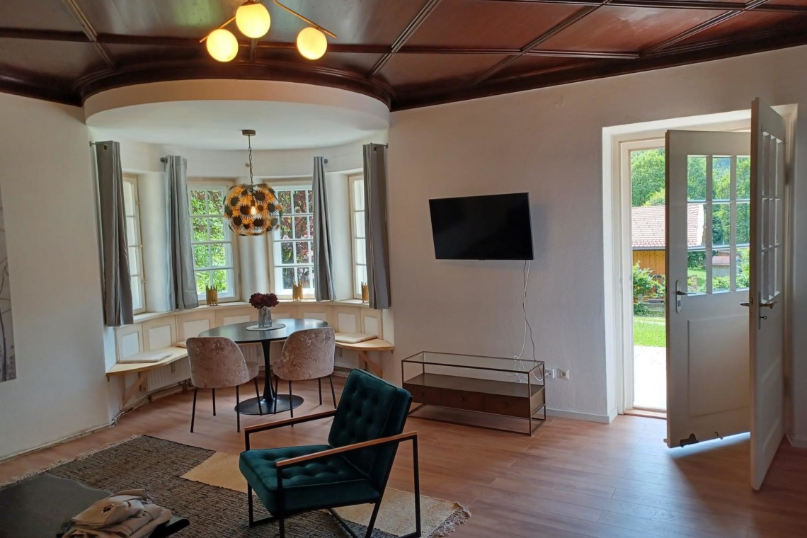 Elegantes Wohnzimmer in "Geitau59 III", ideal für eine Auszeit in Geitau. Buchbar über stayFritz.