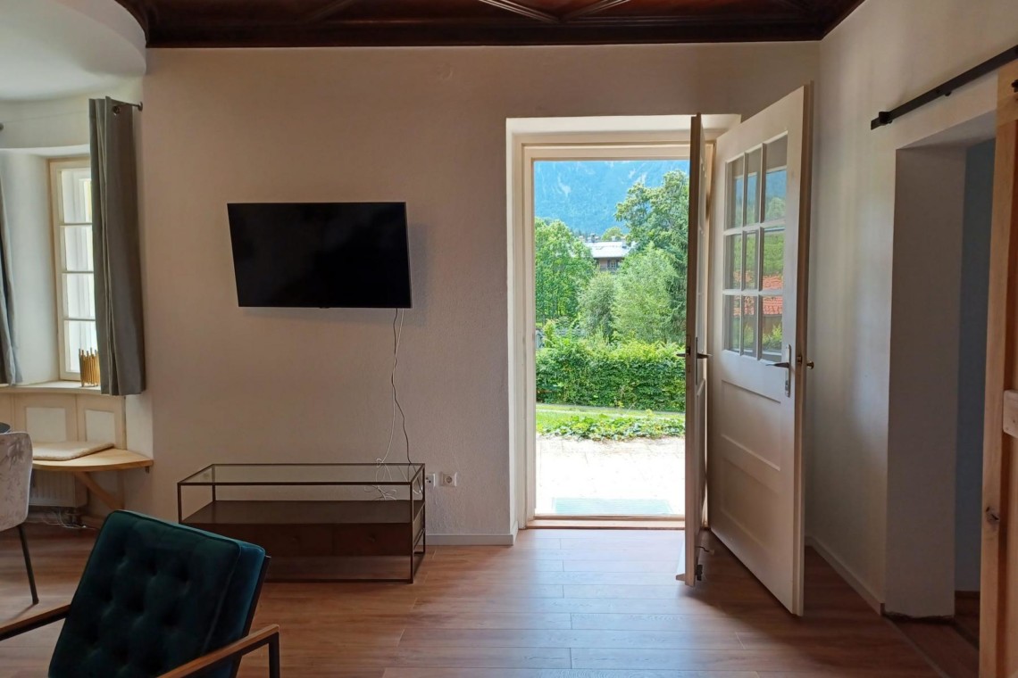 Helle Ferienwohnung in Geitau mit Blick ins Grüne, modern eingerichtet, ideal für Entspannung und Erholung.