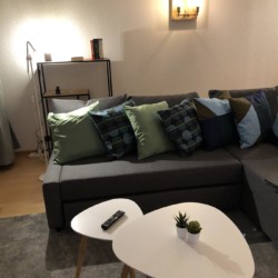 Gemütliches Wohnzimmer in der Edlen Alpine Suite, Rotach-Egern – ideal für entspannenden Urlaub.