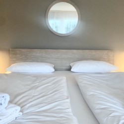 Gemütliches Schlafzimmer in Schliersee Ferienwohnung mit modernem Design und sanfter Beleuchtung für erholsamen Schlaf.