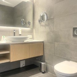 Modernes Badezimmer in Ferienwohnung Bergzauber in Schliersee mit stilvoller Einrichtung.