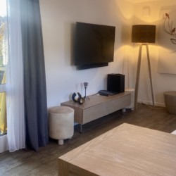 Gemütliches Wohnzimmer mit Bergblick, moderner Einrichtung und Balkon in Schliersee. Ideal für Entspannung und Naturgenuss.