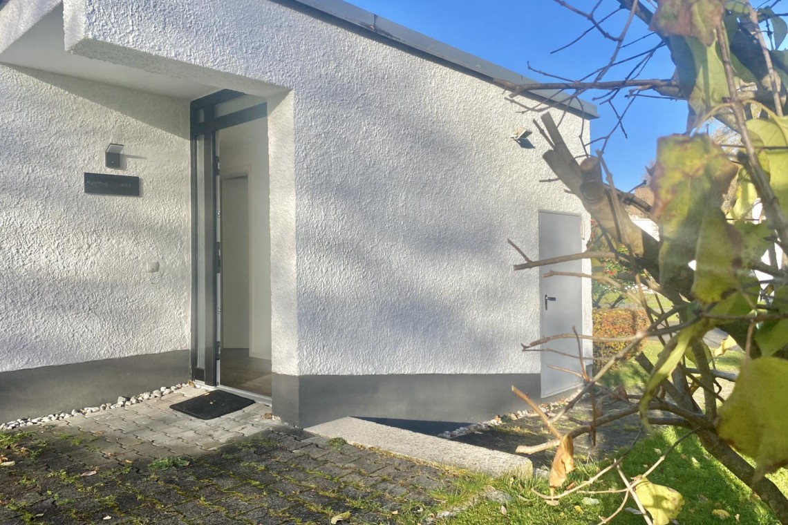 Gemütlicher Ferienwohnungseingang in Schliersee mit moderner Tür und natürlichem Licht.