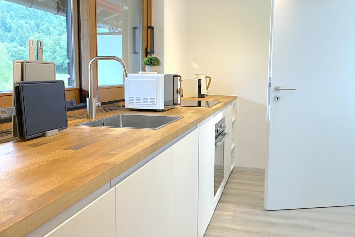 Moderne Ferienwohnung in Bad Wiessee mit voll ausgestatteter Küche & hellem Interieur. Ideal für einen entspannten Urlaub am Tegernsee.