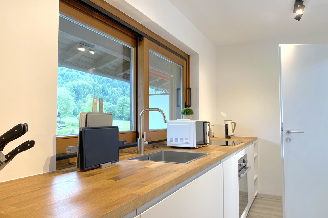 Moderne Ferienwohnung "Sonnhof26" in Bad Wiessee, stilvolle Küche mit Bergblick. Ideal für einen entspannten Urlaub. #BadWiessee #Ferienwohnung