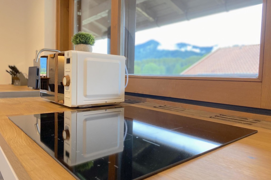 Gemütliche Ferienwohnung in Bad Wiessee mit moderner Kücheneinrichtung und Ausblick auf die Berge. Ideal für den Urlaub!
