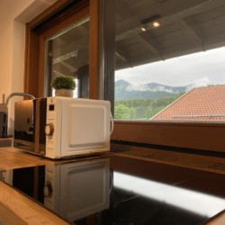 Gemütliche Ferienwohnung in Bad Wiessee mit Bergblick, moderner Küche und einladendem Ambiente. Ideal für Ihren Urlaub!