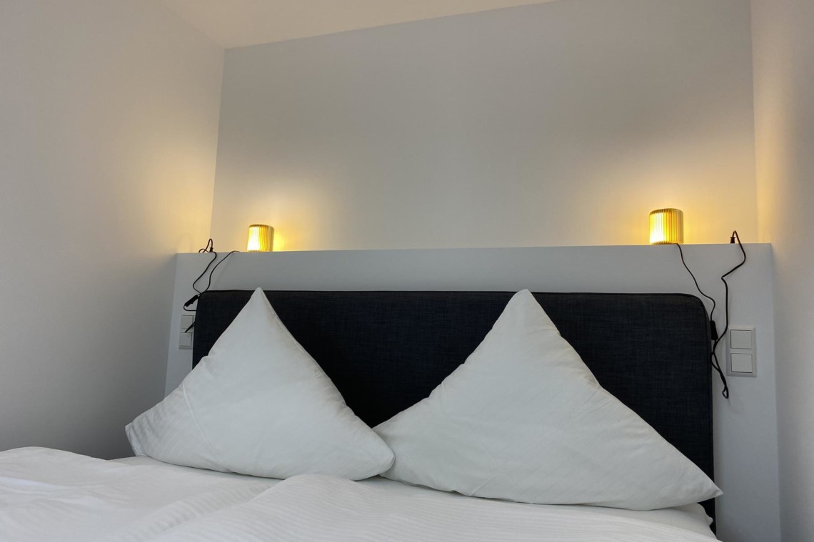 Gemütliches Schlafzimmer im "Sonnhof26" Apartment, Bad Wiessee, mit bequemem Bett und warmem Licht für entspannte Nächte.