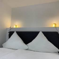 Gemütliches Schlafzimmer im "Sonnhof26" Apartment, Bad Wiessee, mit bequemem Bett und warmem Licht für entspannte Nächte.