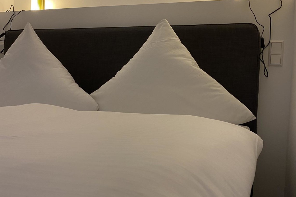 Gemütliche Schlafzimmeransicht im Premium Apartment "Sonnhof26" in Bad Wiessee, ideal für entspannte Nächte.