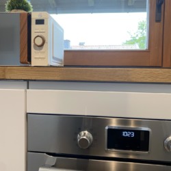 Moderne Küche in Bad Wiessee Ferienwohnung mit Backofen und Mikrowelle, für Komfort wie zu Hause.