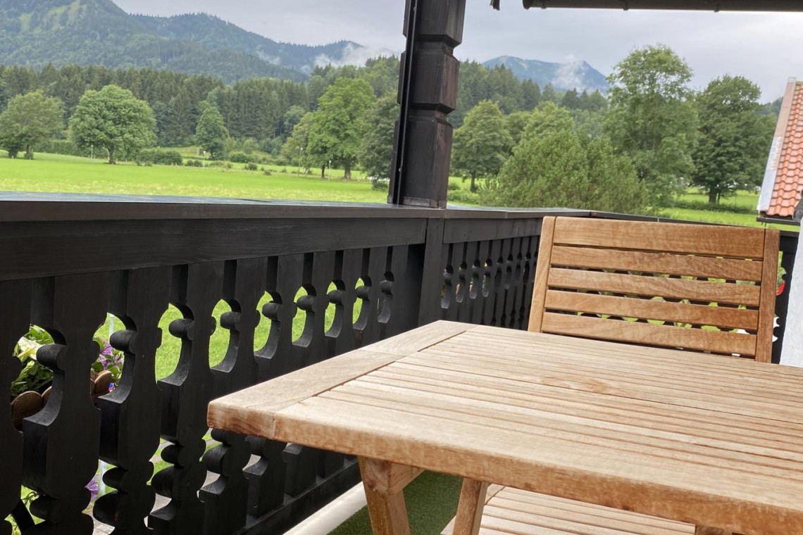 Gemütliche Balkonszene mit Bergblick in Bad Wiessee, ideal für Erholung & Naturgenuss. #Ferienwohnung #BadWiessee #Berge #Erholung